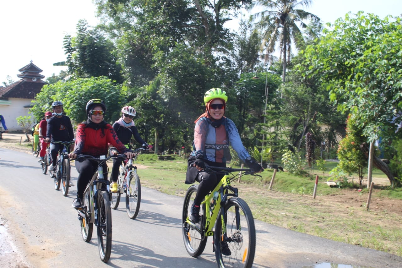 Sambil Gowes,Kornelia Umar Sambangi Sekolah, Sosialisasikan Prokes Covid-19