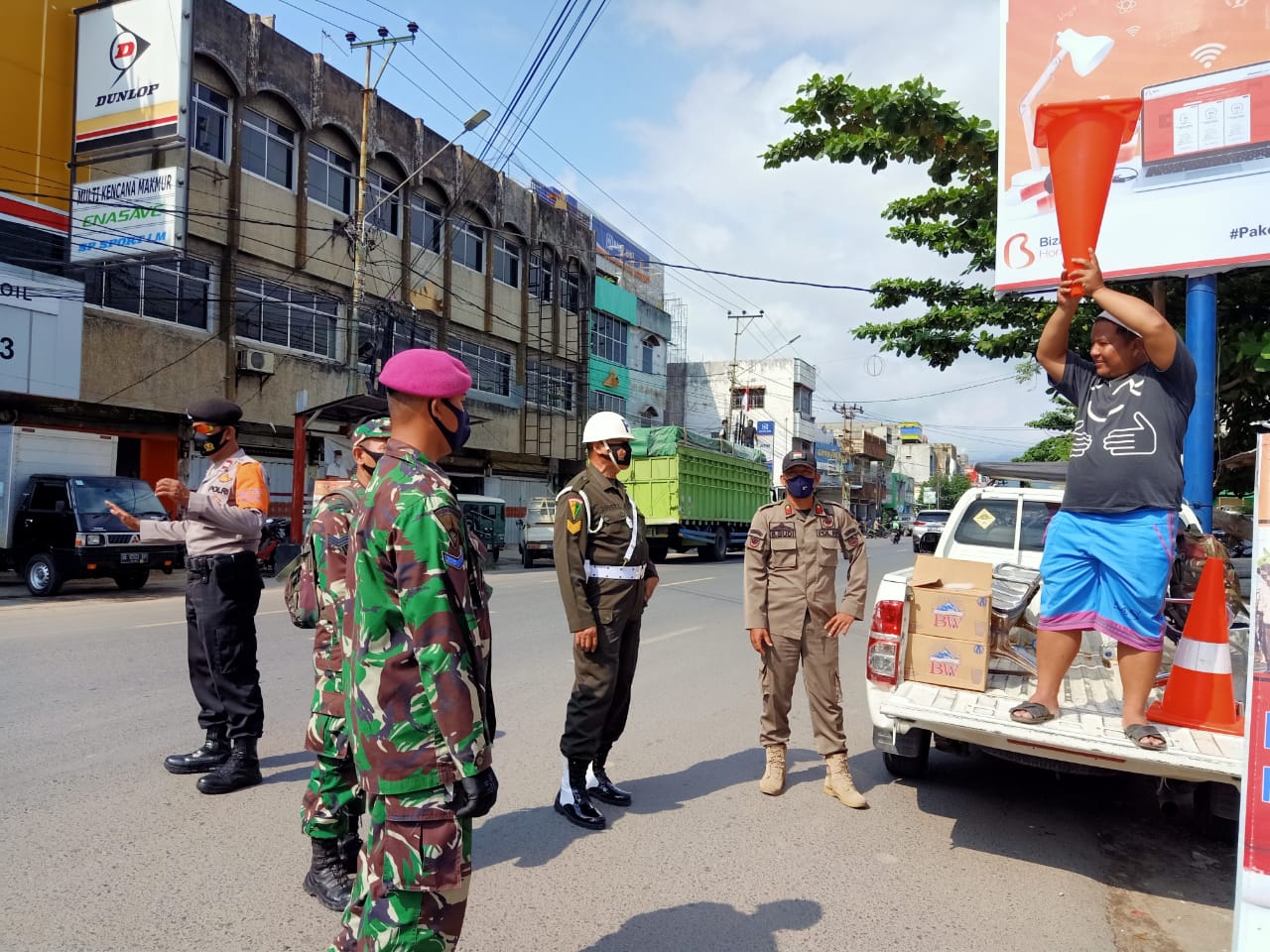 Tak Pakai Masker Warga Dihukum oleh Satgas Covid-19