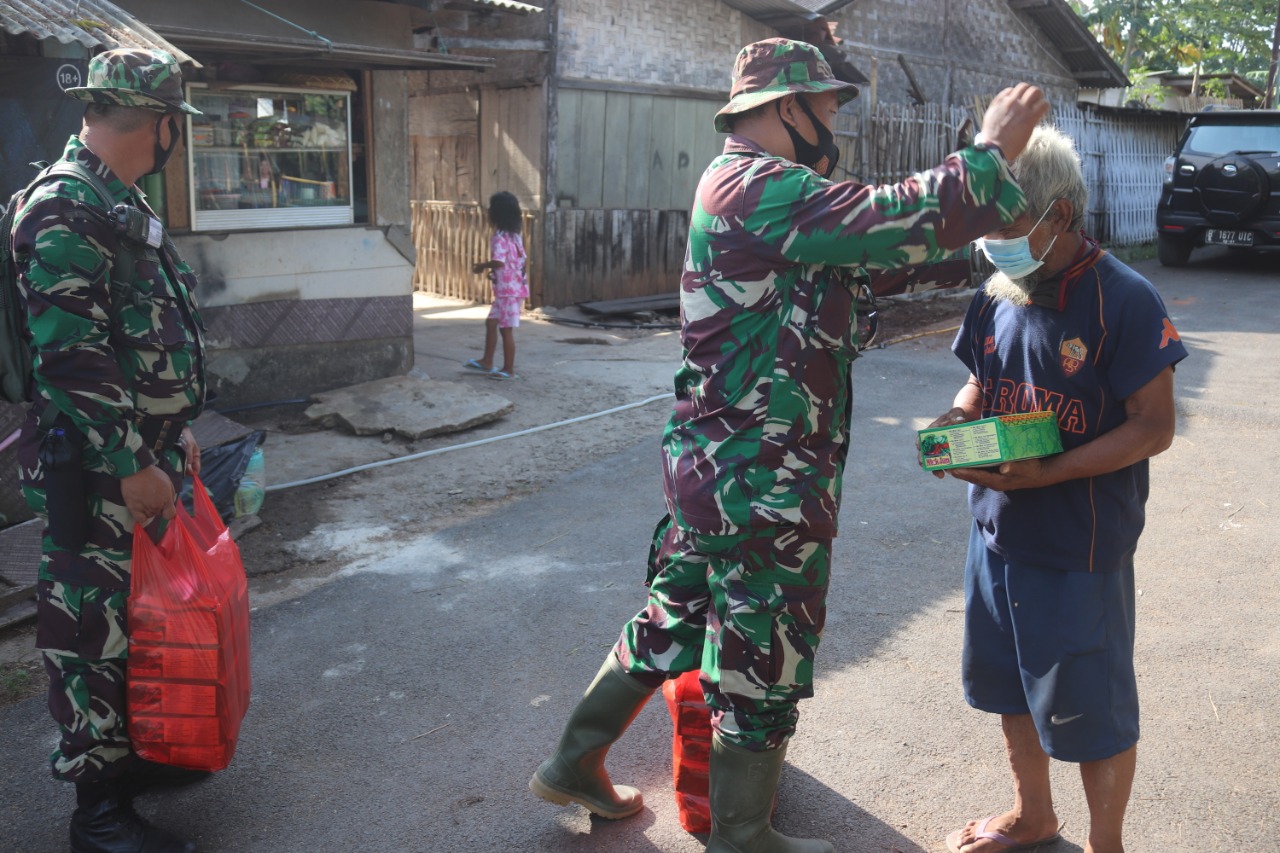 Jumat Barokah, Kodim 0410/KBL bagi-bagi Sembako di Sekitaran TMMD ke-109