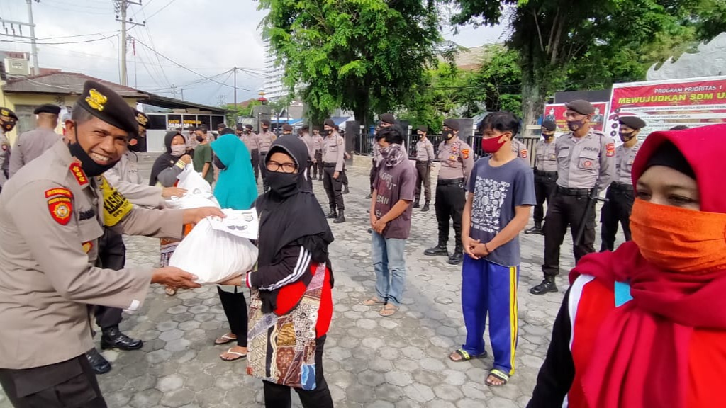 Sisihkan Penghasilan, Personel Dit Samapta Polda Bagikan Sembako ke Masyarakat Terdampak Pandemi