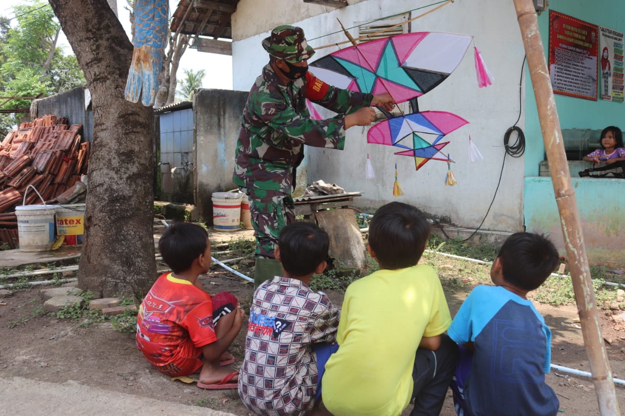 Personel Kodim 0410/KBL Bercengkrama dengan Anak-anak Disela-sela TMMD ke-109