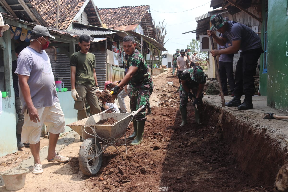 Dalam Rangka TMMD ke-109, Kodim 0410/KBL Melakukan Pengecoran Jalan