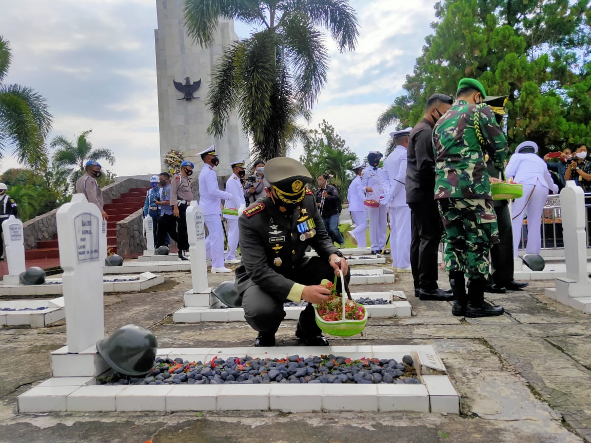HUT TNI ke-75, Dandim 0410/KBL Ziarah Nasional ke TMP