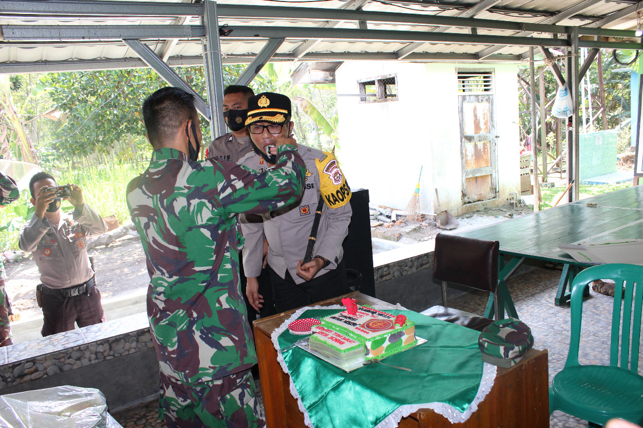 HUT TNI ke-75, Jajaran Polres Tubaba Kunjungi Koramil 412-01/TBT