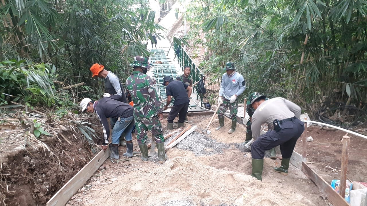 Proses Pembuatan Jembatan Penghubung Antar Kampung Hampir Rampung