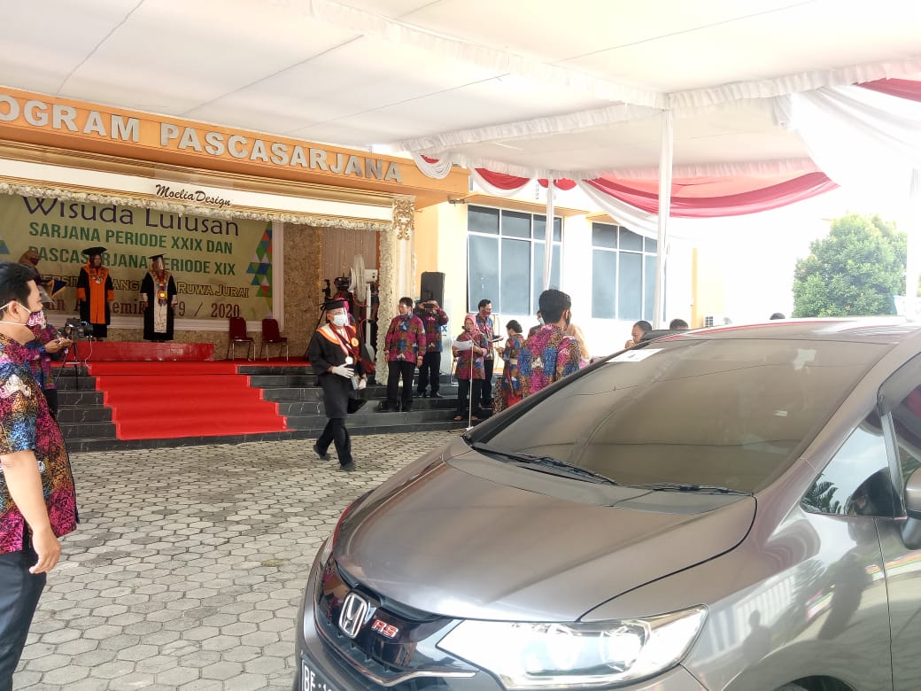 Pertama di Lampung, Universitas Saburai Laksanakan Prosesi Wisuda Secara Drive Thru