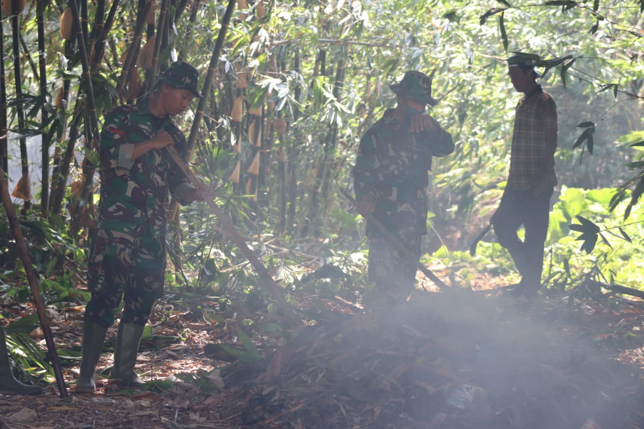 Anggota Satgas TMMD ke-109 Gotong Royong Bersihkan Sampah