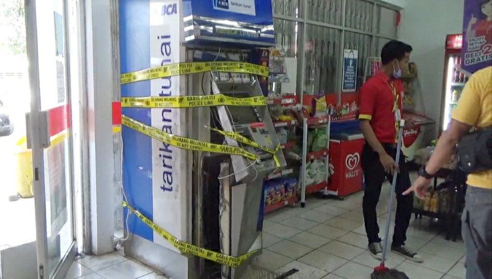 Maling Bobol ATM di Minimarket Rajabasa