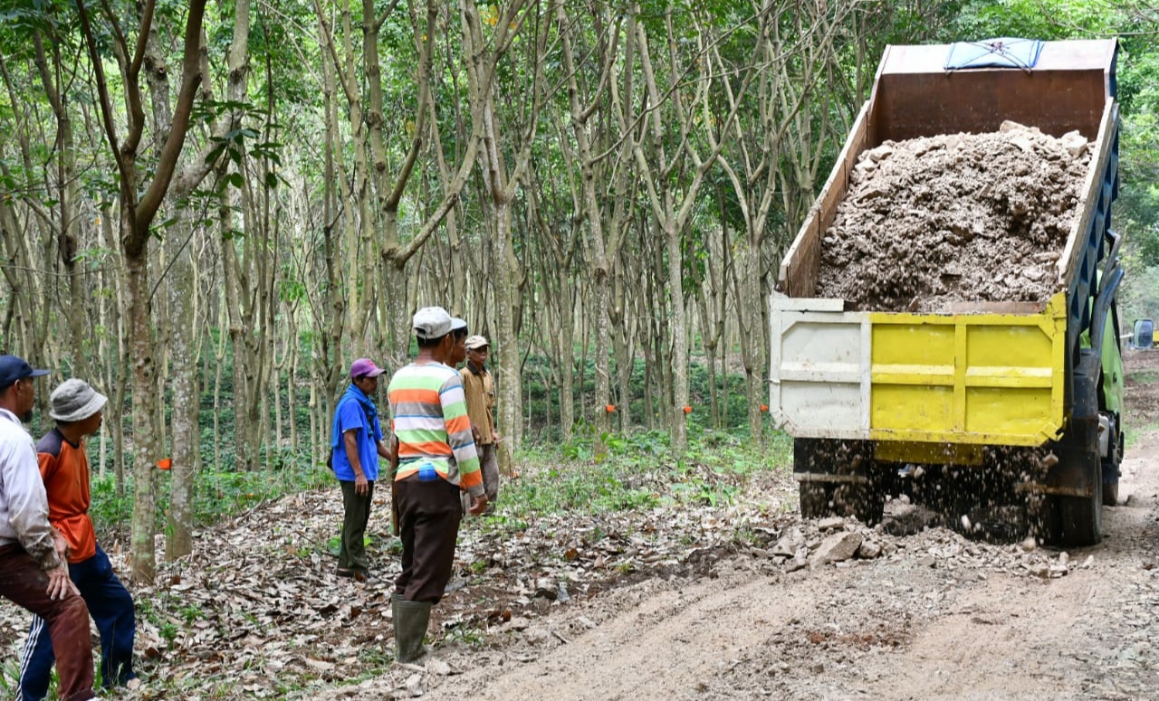 Perbaiki Jalan, Pasangan Bersinar Sumbang 50 Dumptruck Sabes