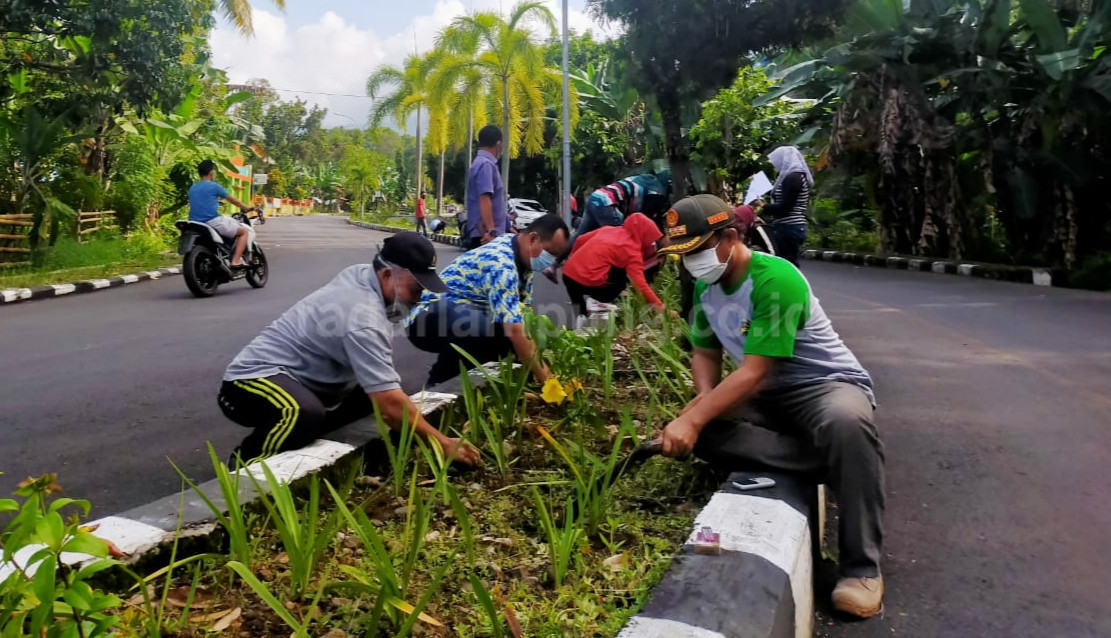 Jelang Penilaian Adipura, Aparat Kecamatan Bersih-bersih Jalur Dua Islamic Center Kotaagung