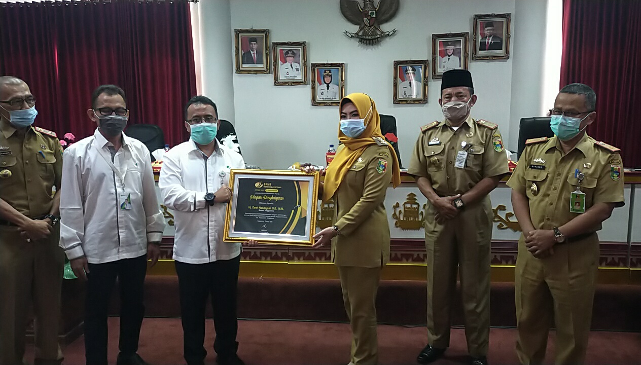 Bupati Tanggamus Terima Penghargaan Dari BPJS Ketenagakerjaan