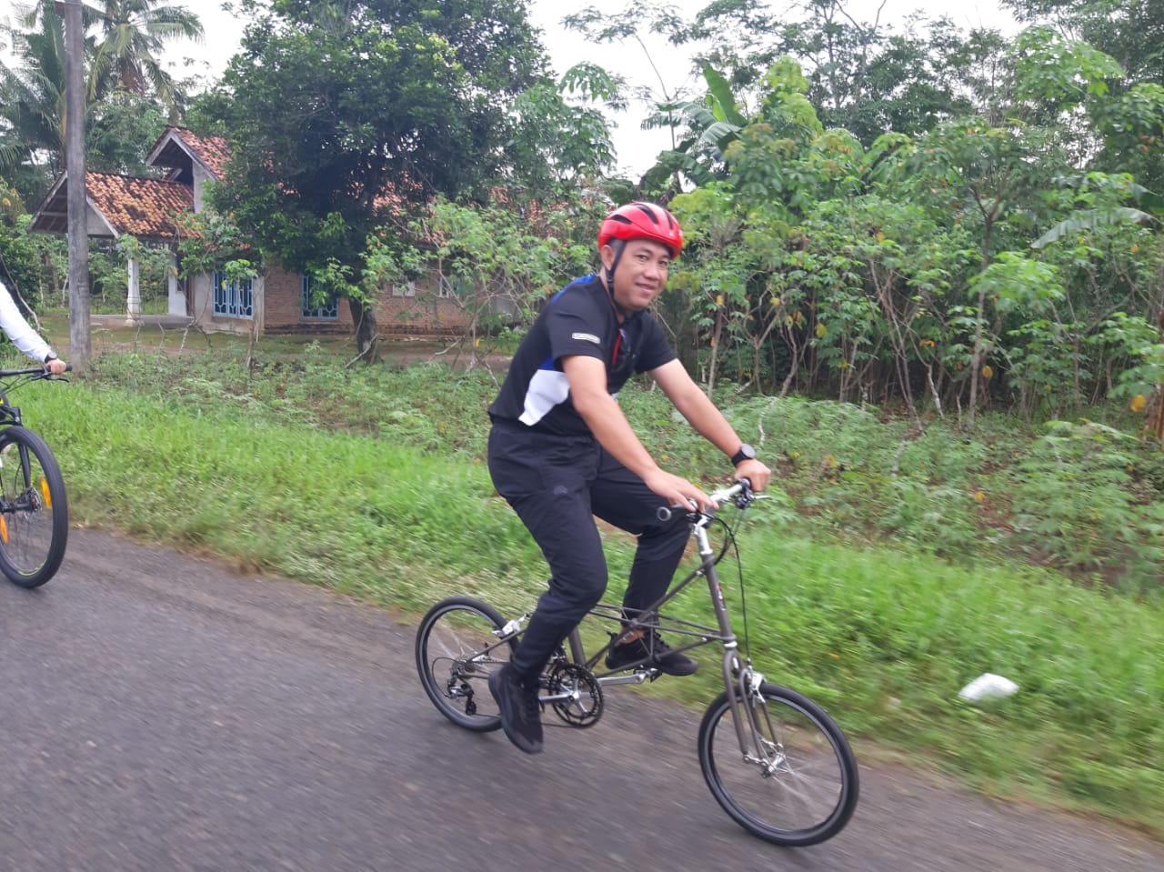 Gowes Ala Bupati Tubaba : Bareng Istri Keliling Sekolah Cek Prokes