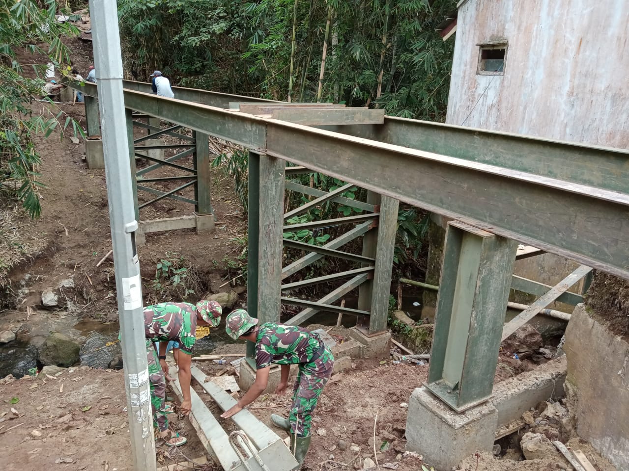 Pembangunan Jembatan Program TMMD ke-109 Terus Dikebut