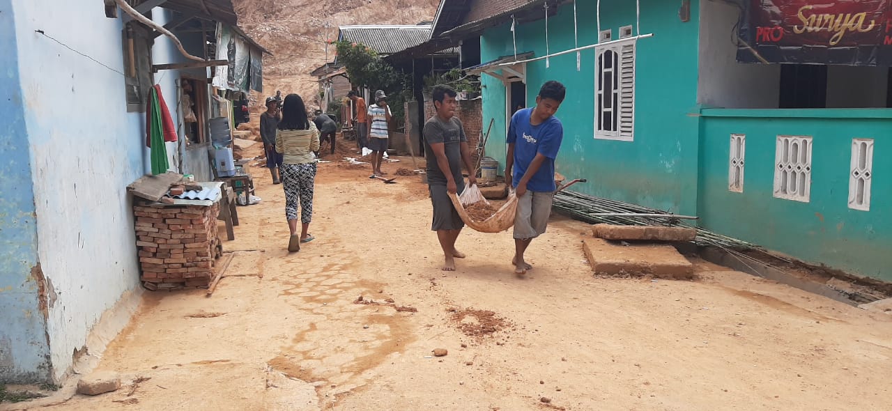 Warga Karang Maritim Gotong Royong Bersihkan Banjir Lumpur