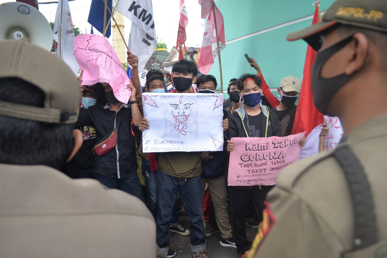 Aksi Damai Tolak UU Ciptaker Berlanjut, Massa Minta Ketemu Ketua DPRD Lampung