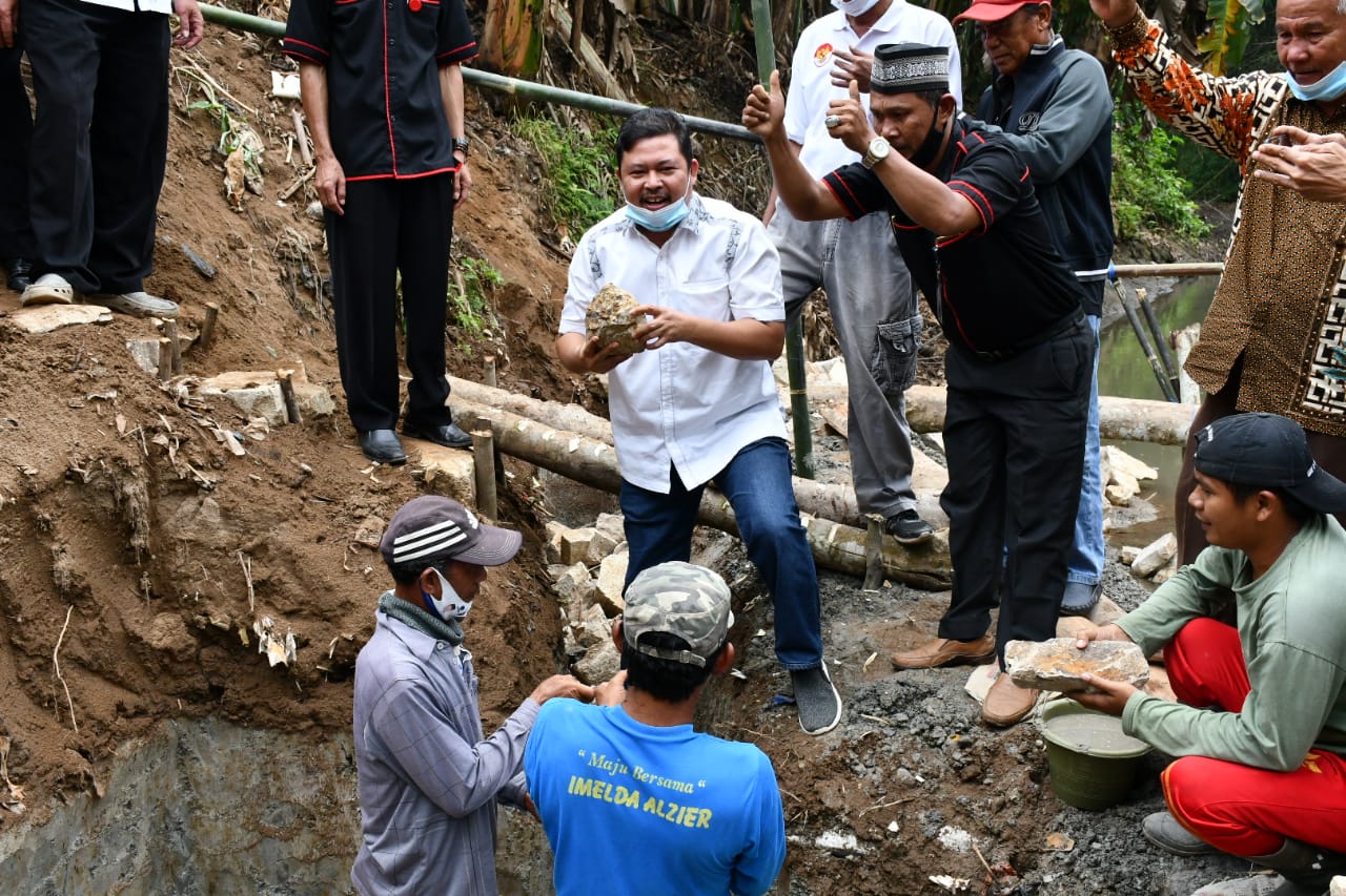 Bangun Jembatan Swadaya, Warga Undang Calon Bupati Pesawaran M. Nasir