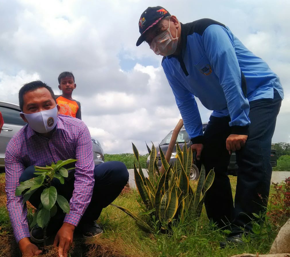 Cawabup Lamtim Sudibyo Tanam Bibit Alpukat Bersama Warga Rabala II