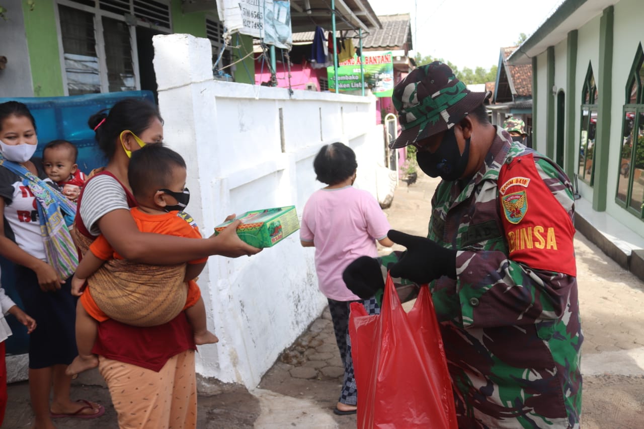 Pembagian Nasi Kota oleh Personel Kodim 0410/KBL