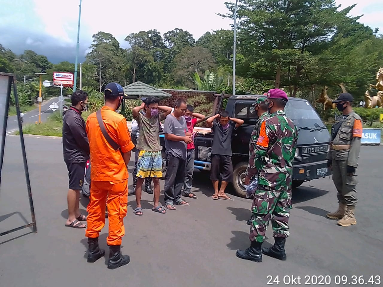 Bersama Gugus Tugas, Kodim 0410/KBL Tegakkan Prokes ke Warga