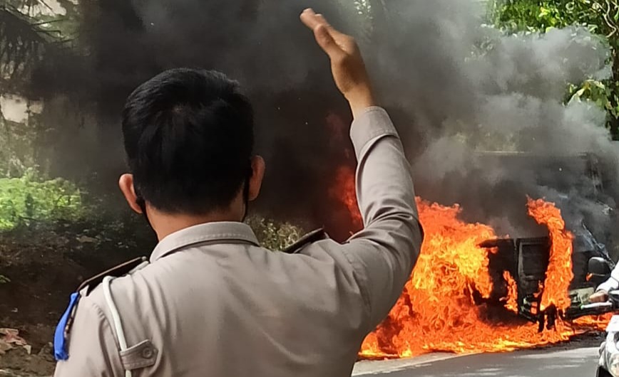 Mobil Pikap Hangus Terbakar di Jalinteng Sumatera