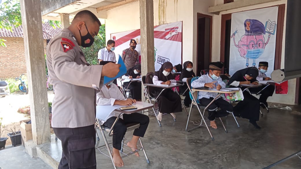 Peduli Siswa Tak Mampu Belajar Online, Satbrimobda Polda Lampung Laksanakan Program Brain