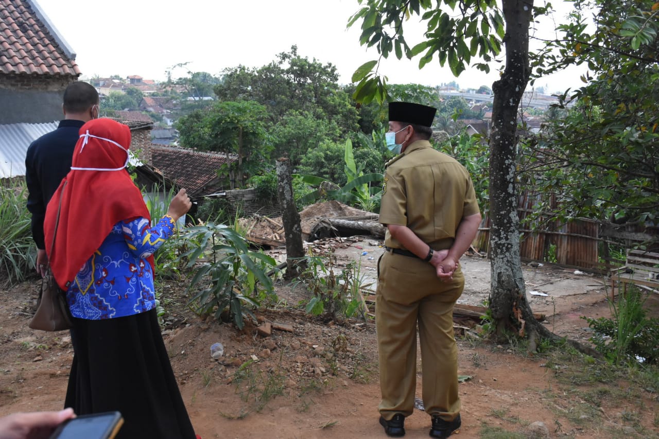 Tak Ada Angin Tak Ada Hujan, Rumah Semi Permanen Ambruk