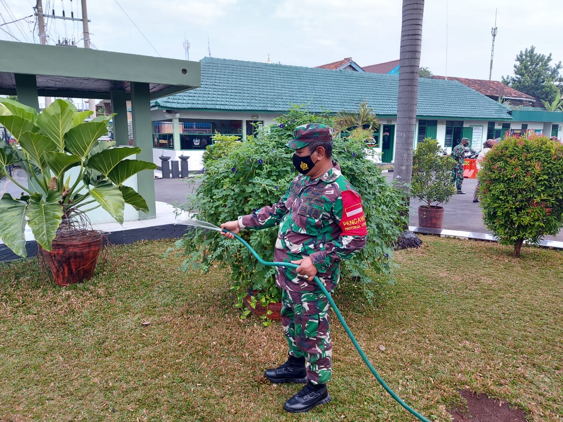 Jaga Kebersihan dan Keindahan Taman, Personel Kodim 0410/KBL Rajin Lakukan Bersih-bersih