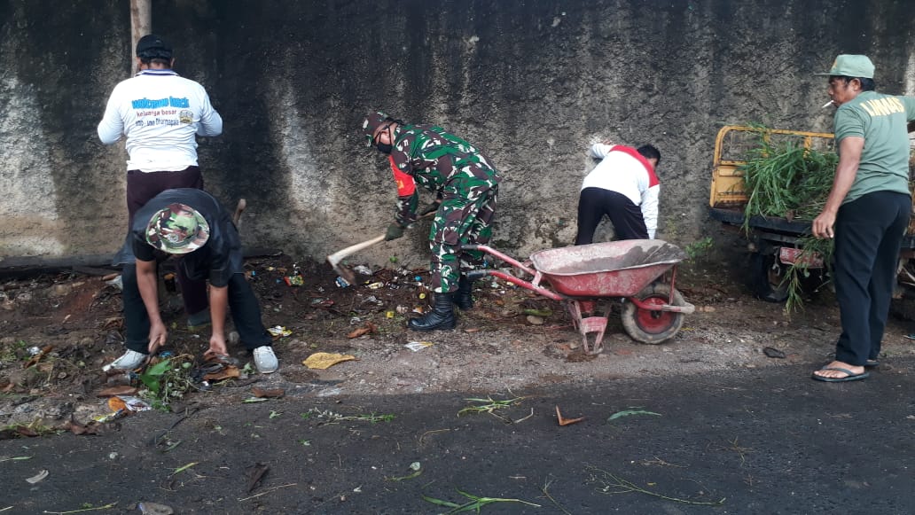 Gotong Royong oleh Personel Kodim 0410/KBL bersama Warga