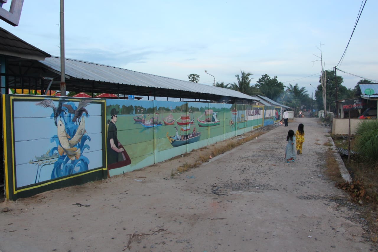 Lukisan Mural, Buat Wajah Dermaga Wiralaga Lebih Berwarna