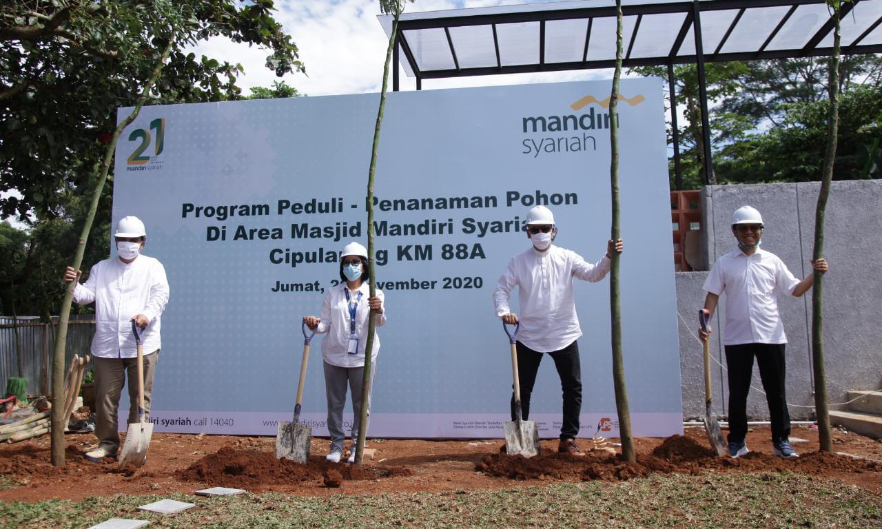 Mandiri Syariah Tanam 1000 Pohon di Area Masjid Tol Cipularang