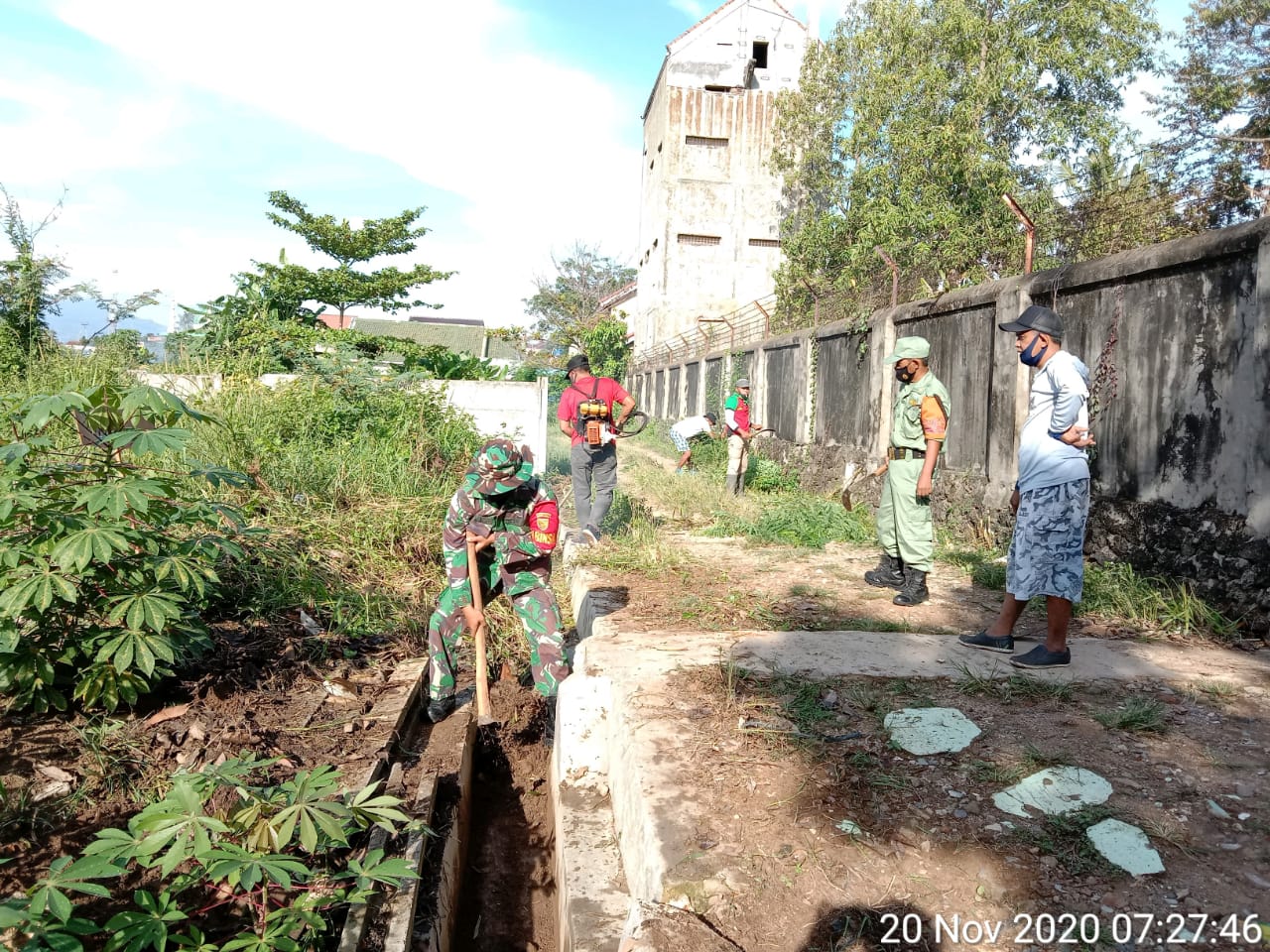 Tingkatkan Kebersihan, Babinsa dan Bhabinkamtibmas Bersinergi