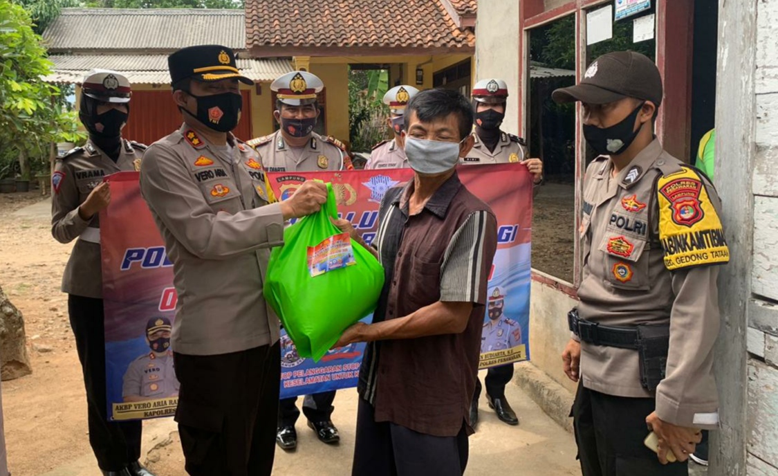 Satlantas Polres Pesawaran Bagi-bagi Sembako