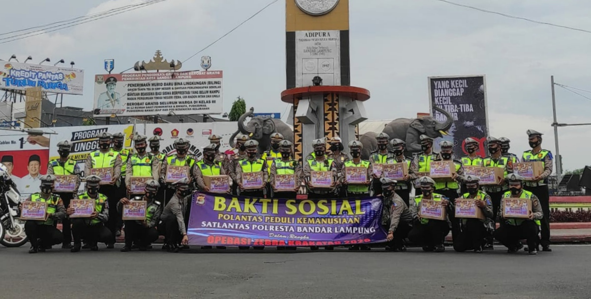 Aksi Simpatik, Satlantas Polresta Bandarlampung Bagi Bingkisan