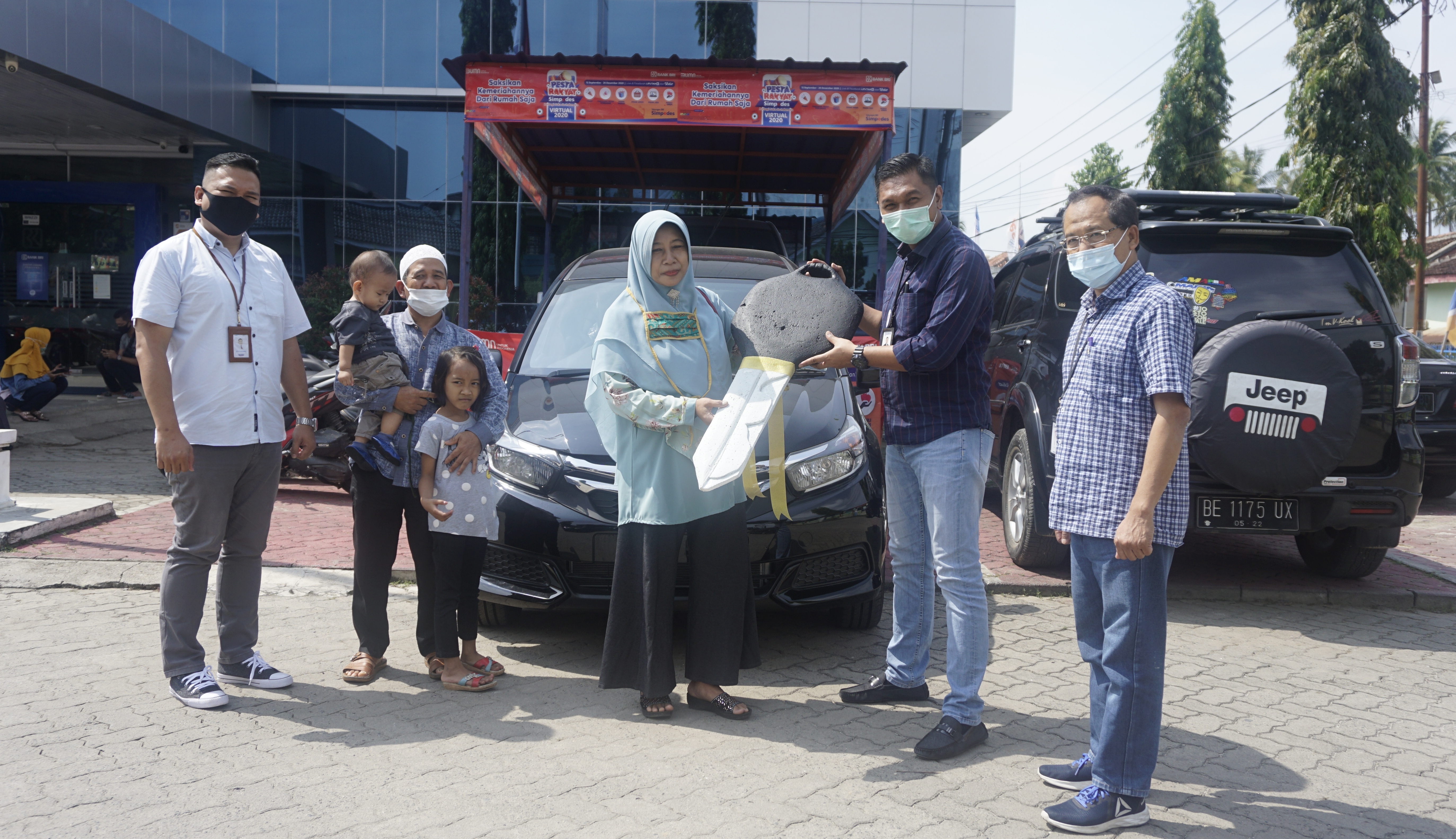 Nasabah BRI Unit Sumberrejo Terima Grand Prize Panen Simpedes