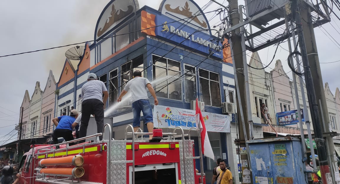 Kantor Bank Lampung Cabang Kotaagung Terbakar