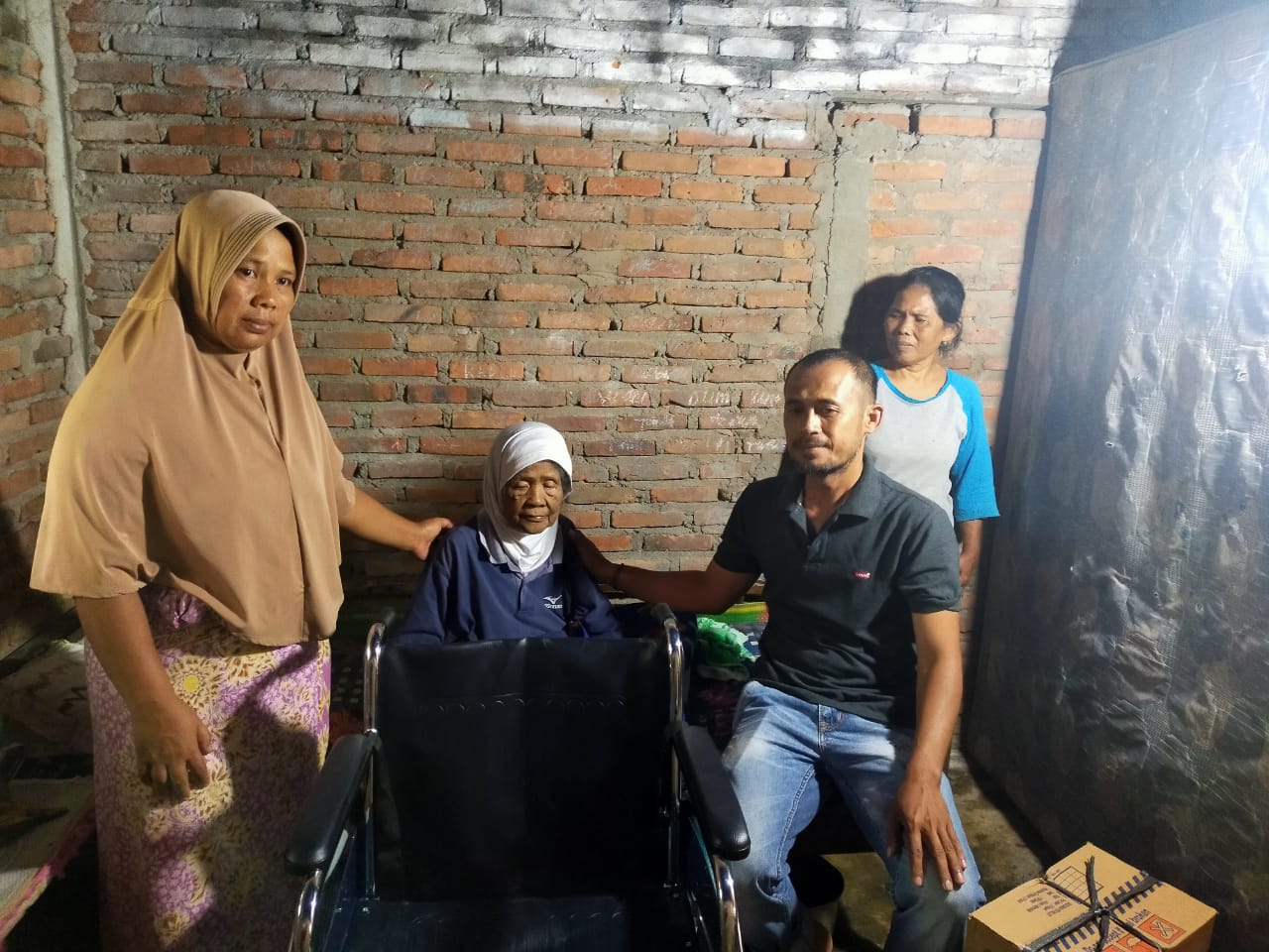 Nenek 103 Tahun Lumpuh, Bupati Tanggamus Kirim Kursi Roda dan Bantuan Sembako Dapat Bantuan Kursi Roda dan Sem