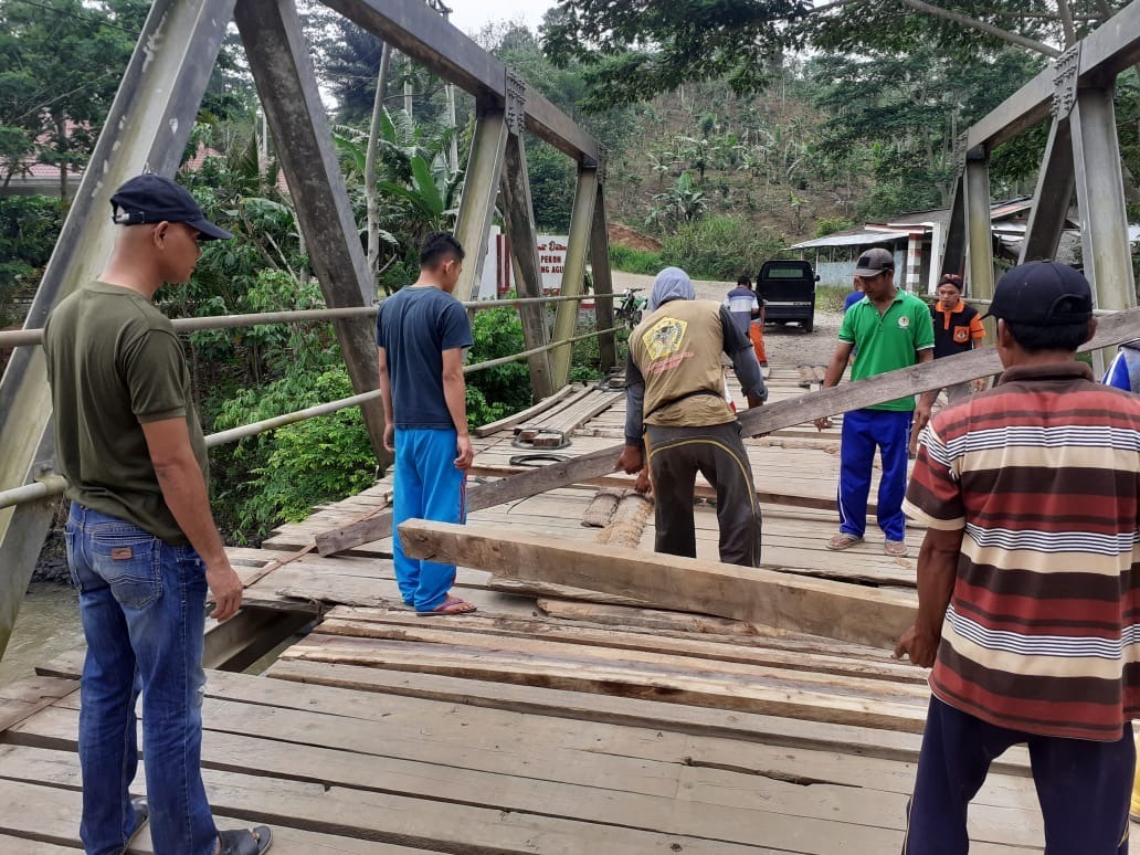 Lantai Jembatan Waysemangka Jebol, Warga Swadaya Perbaiki