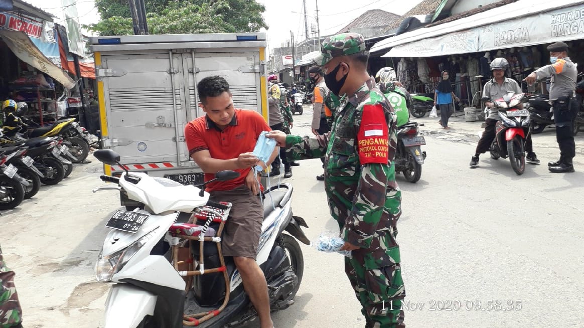 Kodim 0410/KBL Bagi-bagi Masker ke Masyarakat