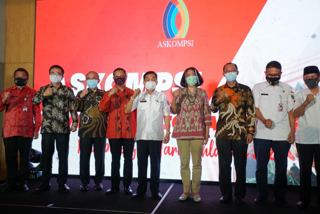 Kadiskominfo Lampung Serahkan Penghargaan ke Lembaga dan Pimpinan Daerah