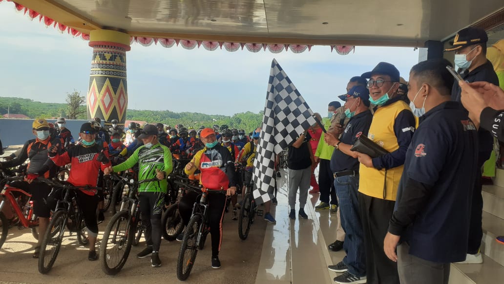 Ratusan Peserta Gowes ke Dermaga Wiralaga