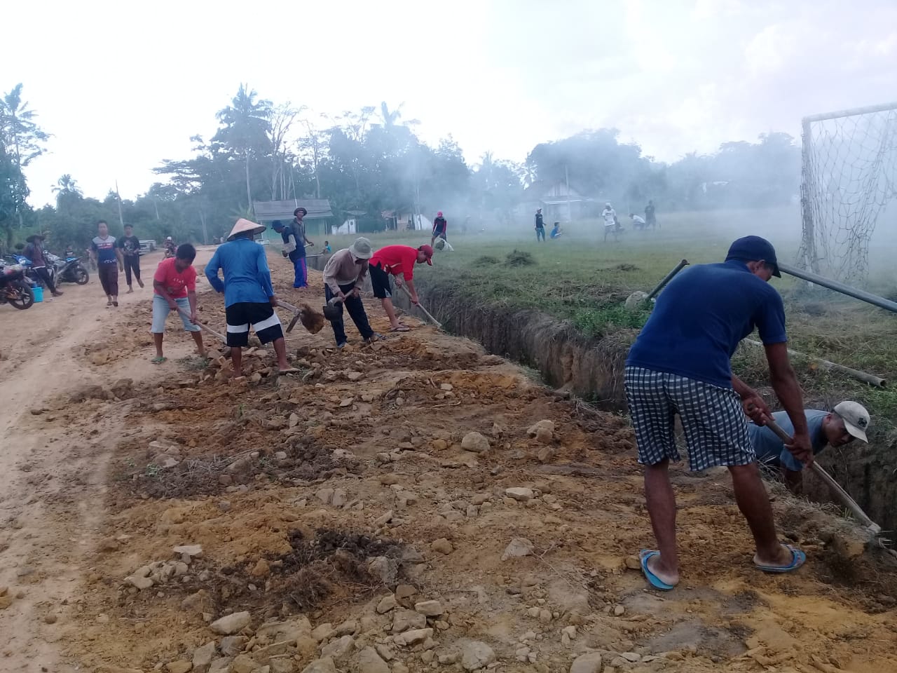 Patut Ditiru ! Warga Mulya Jaya dan Anggota Pencak Silat Gotong Royong Bersihkan Lingkungan