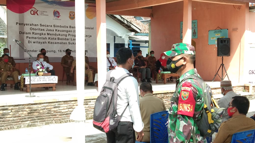 Babinsa Panjang Monitor Pemberian Bantuan OJK