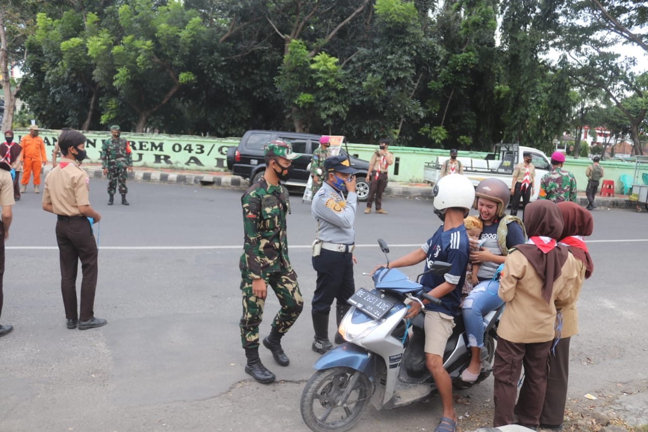 Satgas Covid-19 Bersama Saka Wira Kodim 0410/KBL Bagikan Masker Gratis