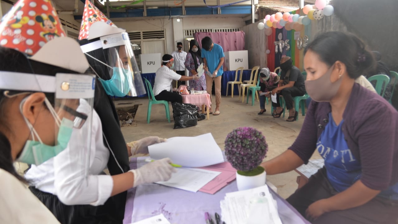 Unik, TPS 02 Sawah Lama Usung Konsep Pesta Ulang Tahun dengan Mengedepankan Protkes Covid-19