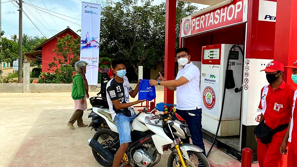 Pertashop Pertamina Berbagi Promo dan Kejutan Kepada Pelanggan Setia di HUT ke 63