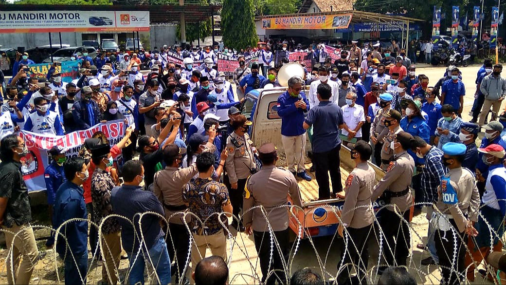 Kawat Duri Halangi Pengunjuk Rasa di Kantor KPU Lamteng