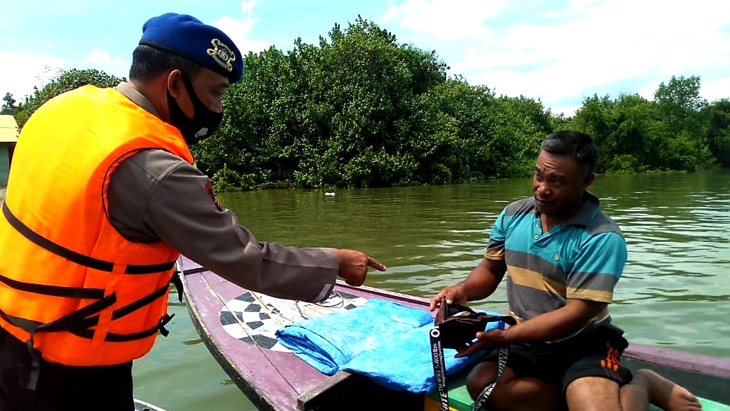 Cegah Peredaran Narkoba dan Senpi Ilegal di Perairan, Polisi Periksa Kapal Nelayan