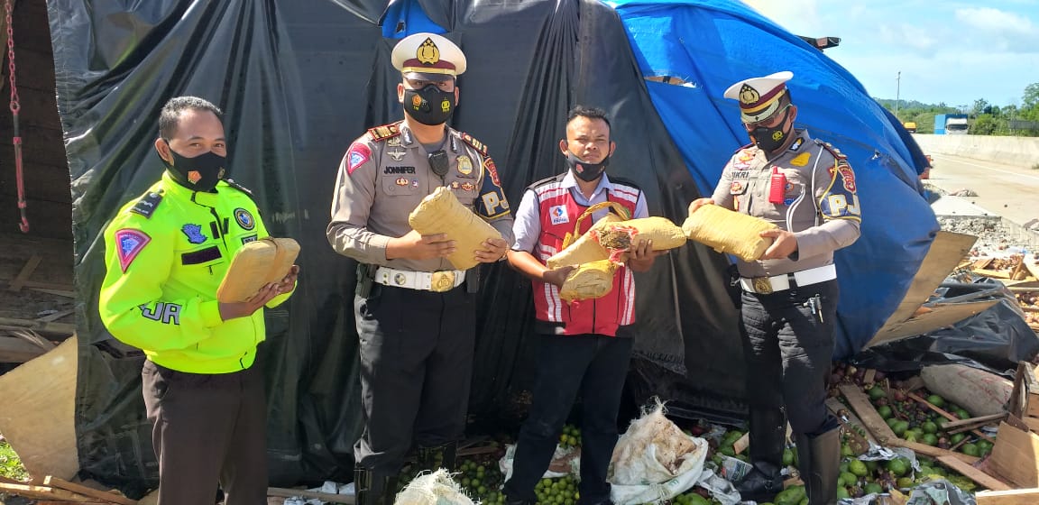 Truk Pembawa Ganja dari Padang Kecelakaan di Tol Bakter