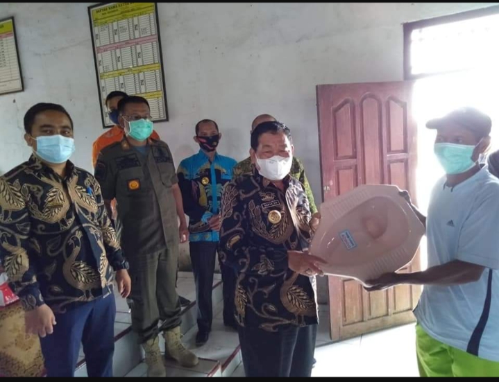 Bupati Mesuji Berikan Bantuan Paket ODF ke Masyarakat