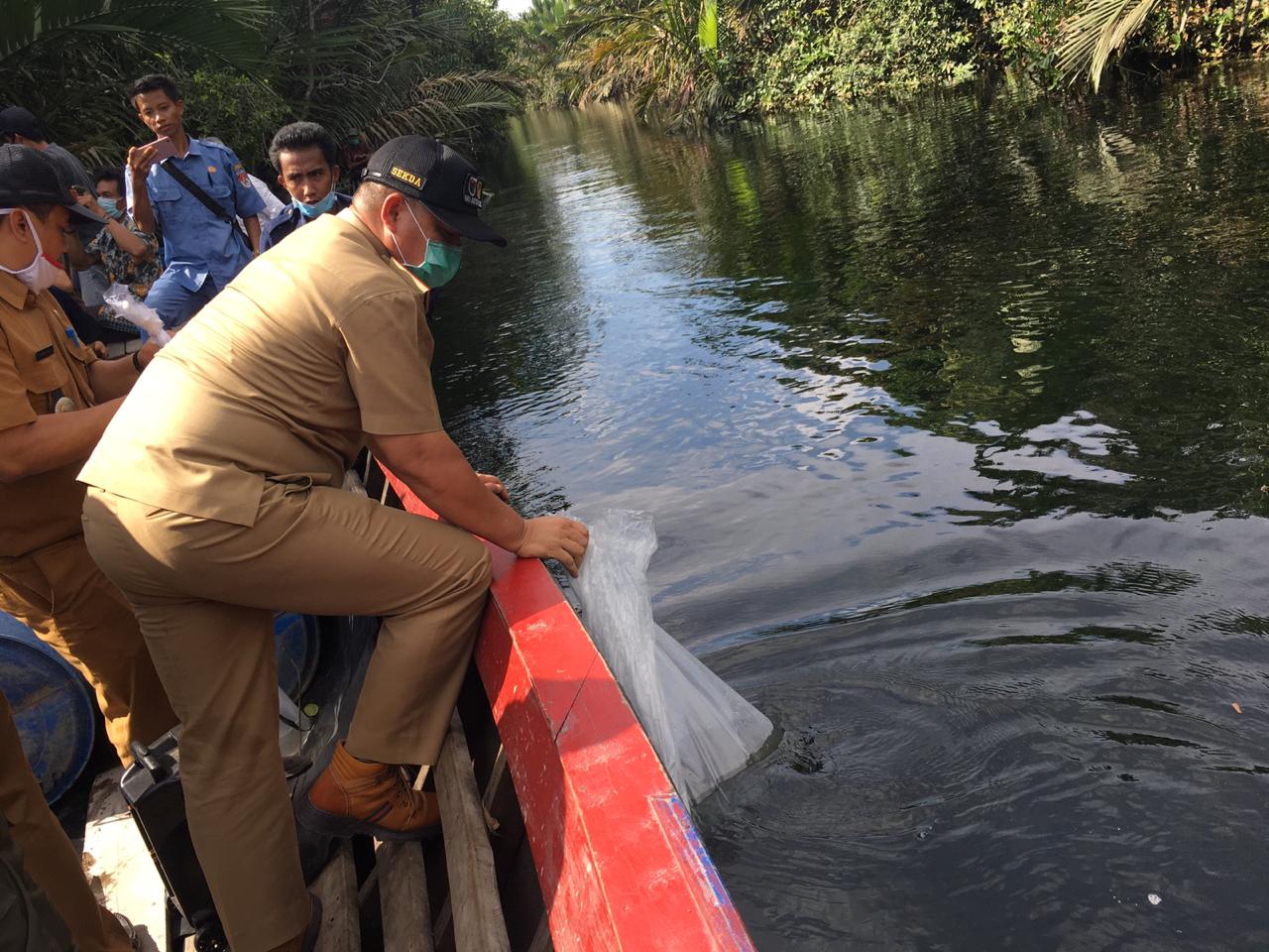 Jaga Keseimbangan Alam, Pemkab Mesuji Tebar Ratusan Ribu Benih Ikan